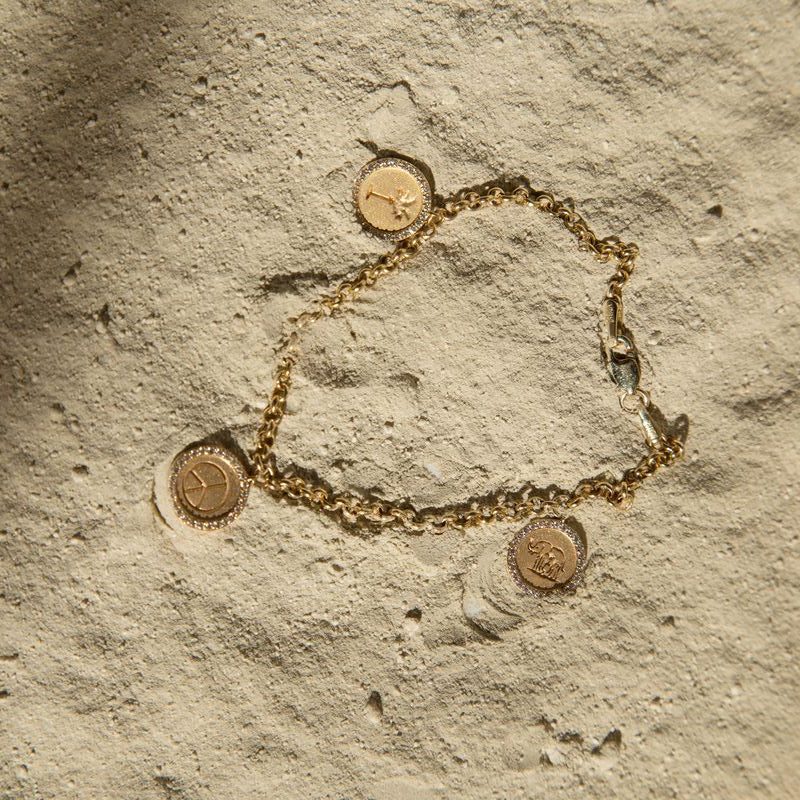 Personalized Diamond Medallion Bracelet - 18K Gold | VS Clarity - Image 3