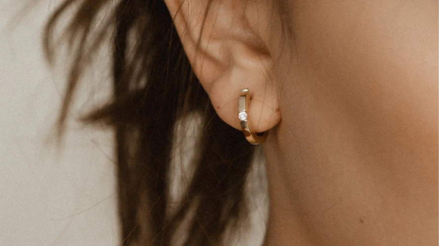 Single Stone Huggies - 18K Gold | VS Clarity - Image 5
