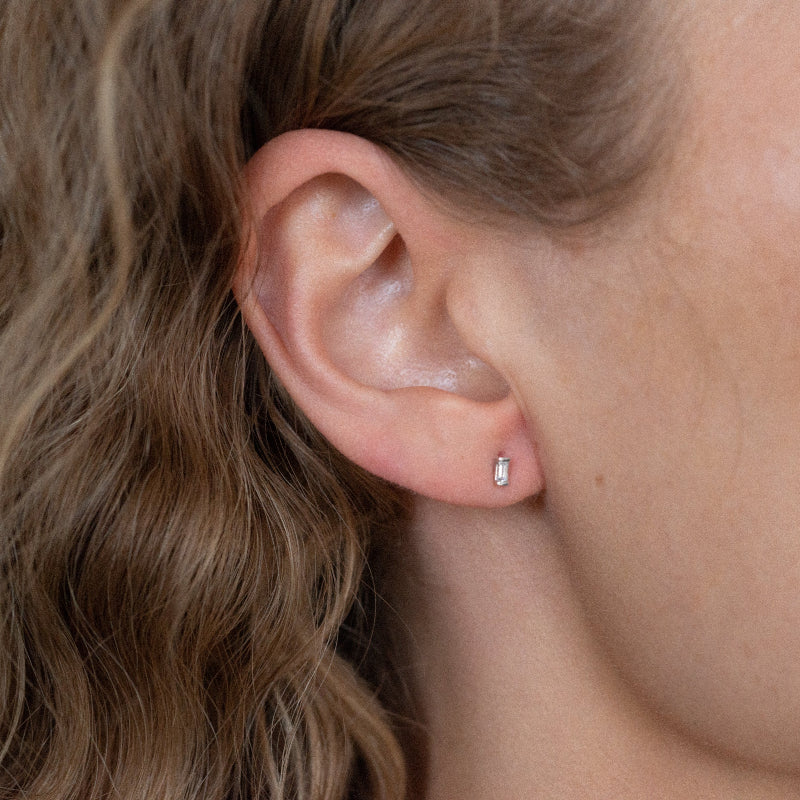 Diamond Baguette Stud - 18K Gold | VS Clarity - Image 4